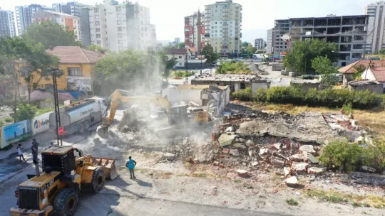 Başkan Çolakbayrakdar: 'Dönüşümle gecekondu evleri yıkıp, geniş yollar yapıyoruz'