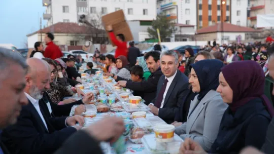 Başkan Çolakbayrakdar, 'Hemşehrilerimizle Ramazan'ın güzelliklerini paylaşıyoruz'