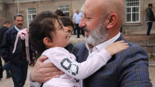 Başkan Çolakbayrakdar: 'Yapılan her hizmet çocuklar için'