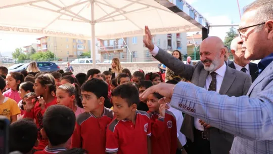 Başkan Çolakbayrakdar, 2023-2024 eğitim öğretim yılının ilk ders zilinde öğrencilerle bir araya geldi