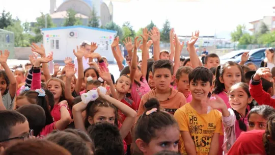 Başkan Çolakbayrakdar, 2023-2024 eğitim öğretim yılının ilk ders zilinde öğrencilerle bir araya geldi