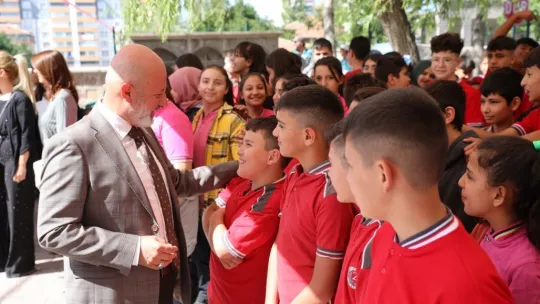Başkan Çolakbayrakdar, 2023-2024 eğitim öğretim yılının ilk ders zilinde öğrencilerle bir araya geldi