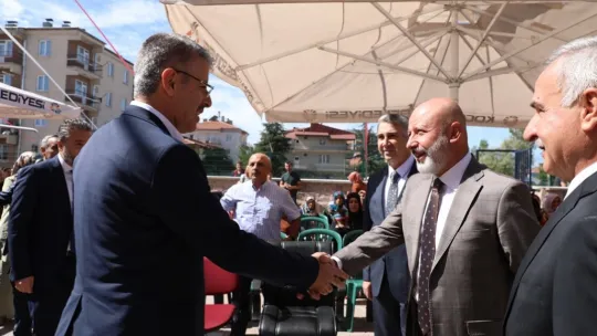 Başkan Çolakbayrakdar, 2023-2024 eğitim öğretim yılının ilk ders zilinde öğrencilerle bir araya geldi