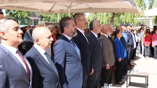 Başkan Çolakbayrakdar, 2023-2024 eğitim öğretim yılının ilk ders zilinde öğrencilerle bir araya geldi