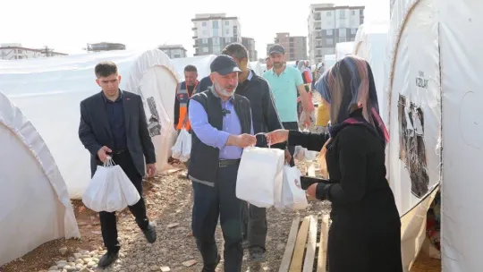 Başkan Çolakbayrakdar, Adıyaman'da depremzedelerle iftar yaptı ve iaşe dağıttı