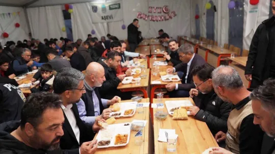 Başkan Çolakbayrakdar, Adıyaman'da depremzedelerle iftar yaptı ve iaşe dağıttı