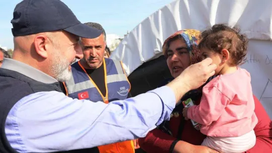 Başkan Çolakbayrakdar, Adıyaman'da depremzedelerle iftar yaptı ve iaşe dağıttı