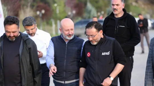 Başkan Çolakbayrakdar, Adıyaman'da depremzedelerle iftar yaptı ve iaşe dağıttı