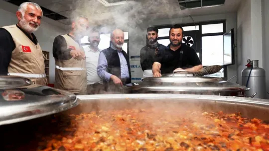 Başkan Çolakbayrakdar, Adıyaman'da depremzedelerle iftar yaptı ve iaşe dağıttı