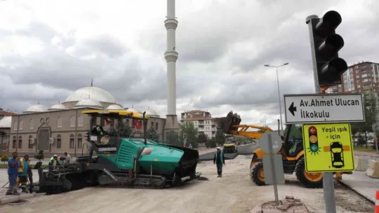 Başkan Çolakbayrakdar asfalt çalışmalarını inceledi