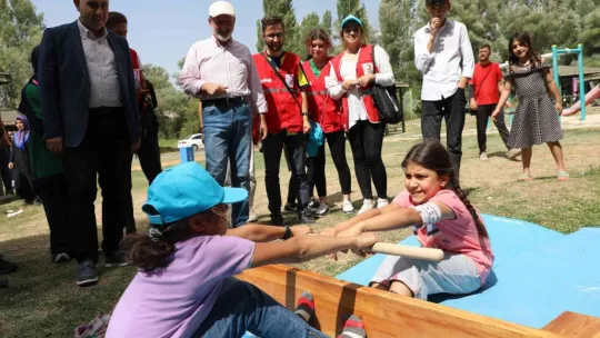 Başkan Çolakbayrakdar'dan diyabetli çocuklara iğnesiz sensörlü ölçüm cihazı