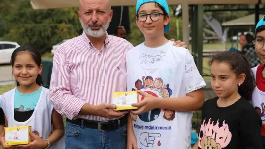 Başkan Çolakbayrakdar'dan diyabetli çocuklara iğnesiz sensörlü ölçüm cihazı