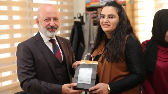 Başkan Çolakbayrakdar'dan Kocasinan'daki tüm öğretmenlere özel hediye