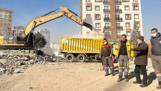 Başkan Çolakbayrakdar, deprem bölgesindeki çalışmaları kontrol etti