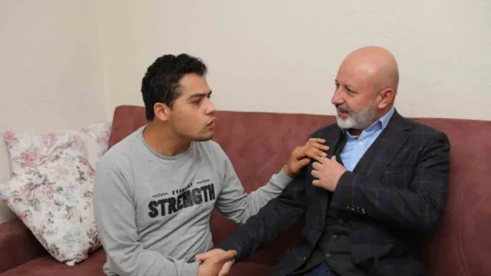 Başkan Çolakbayrakdar, engelli gencin yüzünü güldürdü