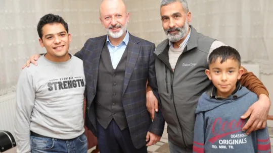 Başkan Çolakbayrakdar, engelli gencin yüzünü güldürdü