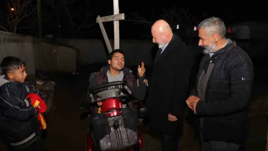 Başkan Çolakbayrakdar, engelli gencin yüzünü güldürdü