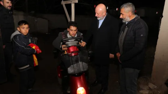 Başkan Çolakbayrakdar, engelli gencin yüzünü güldürdü