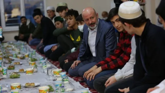 Başkan Çolakbayrakdar iftarda gençlerle buluşuyor