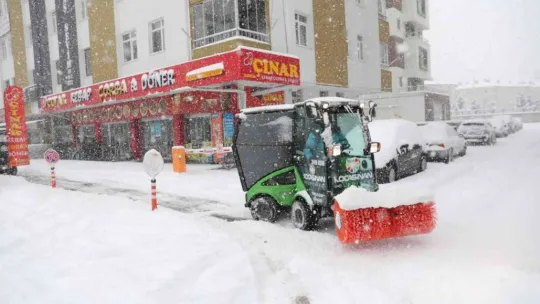 Başkan Çolakbayrakdar kar temizleme çalışmalarını inceledi