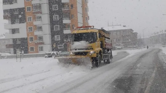 Başkan Çolakbayrakdar kar temizleme çalışmalarını inceledi