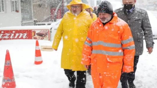 Başkan Çolakbayrakdar kar temizleme çalışmalarını inceledi
