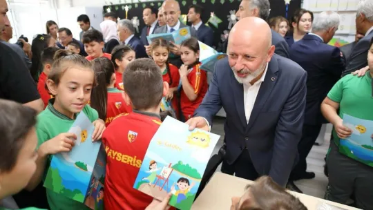 Başkan Çolakbayrakdar, karne sevinci yaşayan öğrencileri tebrik etti