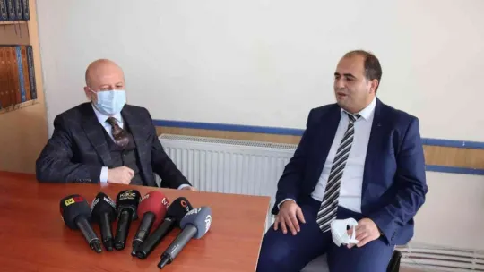 Başkan Çolakbayrakdar maske takıp beyaz bastonla yürüdü
