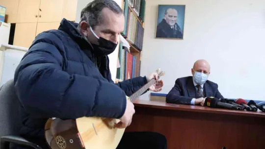 Başkan Çolakbayrakdar maske takıp beyaz bastonla yürüdü