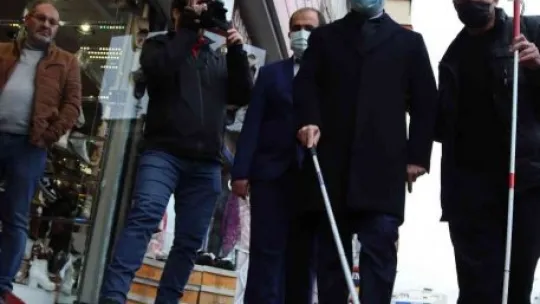 Başkan Çolakbayrakdar maske takıp beyaz bastonla yürüdü