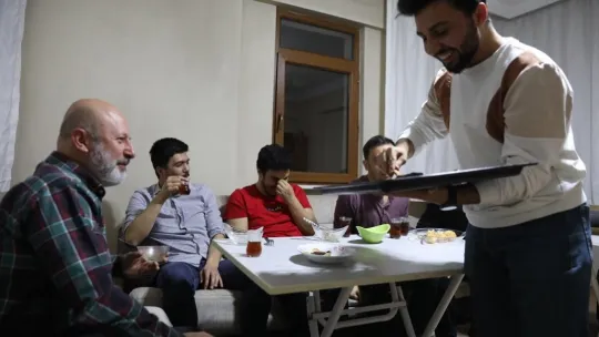 Başkan Çolakbayrakdar öğrenci evinde yağlama yaptı