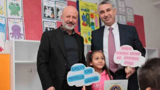 Başkan Çolakbayrakdar, öğrencilerin karne heyecanına ortak oldu