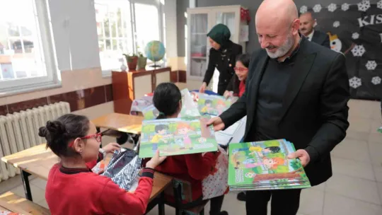 Başkan Çolakbayrakdar, öğrencilerin karne heyecanına ortak oldu