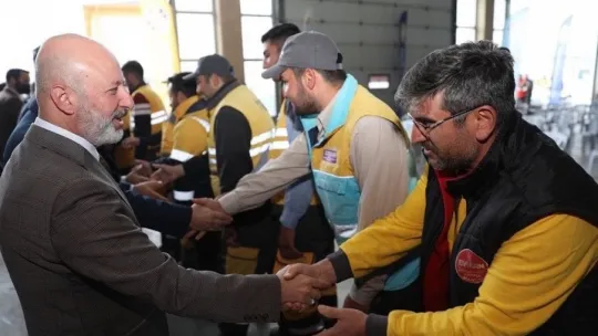 Başkan Çolakbayrakdar, personeliyle ve vatandaşlarla bayramlaştı