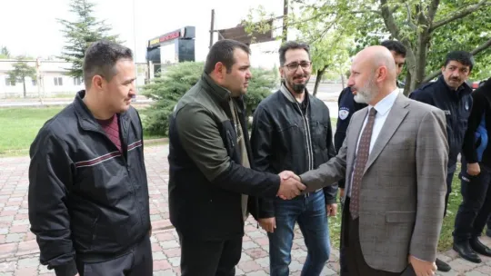 Başkan Çolakbayrakdar, personeliyle ve vatandaşlarla bayramlaştı