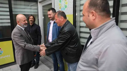 Başkan Çolakbayrakdar, personeliyle ve vatandaşlarla bayramlaştı
