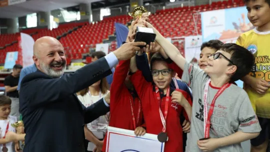Başkan Çolakbayrakdar, satranç turnuvasının ödüllerini verdi