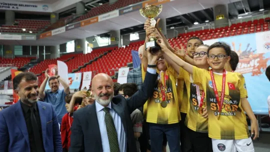 Başkan Çolakbayrakdar, satranç turnuvasının ödüllerini verdi