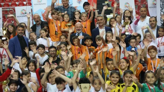 Başkan Çolakbayrakdar, satranç turnuvasının ödüllerini verdi