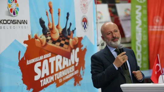 Başkan Çolakbayrakdar, satranç turnuvasının ödüllerini verdi
