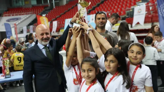 Başkan Çolakbayrakdar, satranç turnuvasının ödüllerini verdi