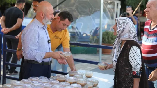 Başkan Çolakbayrakdar, vatandaşlara aşure dağıttı