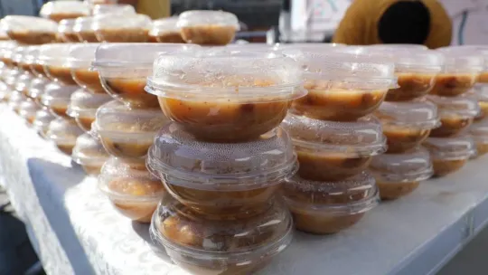 Başkan Çolakbayrakdar, vatandaşlara aşure dağıttı