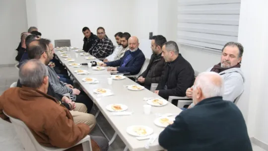 Başkan Çolakbayrakdar ve vatandaş arasında tebessüm dolu diyalog