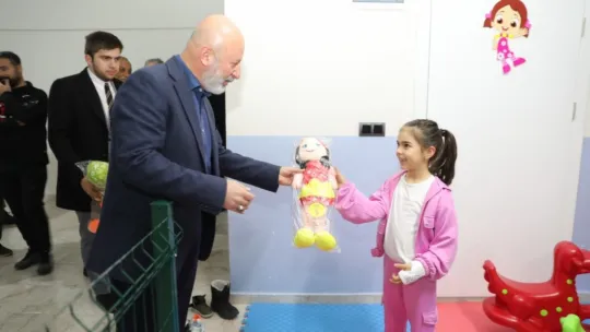 Başkan Çolakbayrakdar ve vatandaş arasında tebessüm dolu diyalog