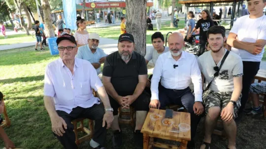 Başkan Çolakbayrakdar, pazarcı esnafıyla bir arada