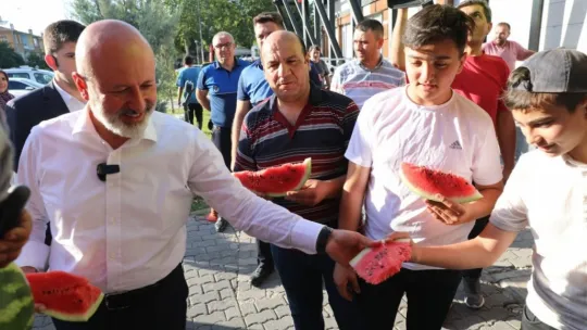 Başkan Çolakbayrakdar, pazarcı esnafıyla bir arada