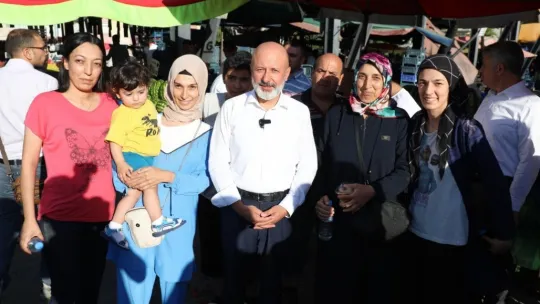 Başkan Çolakbayrakdar, pazarcı esnafıyla bir arada