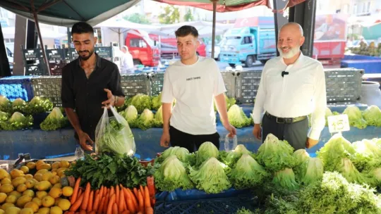 Başkan Çolakbayrakdar, pazarcı esnafıyla bir arada