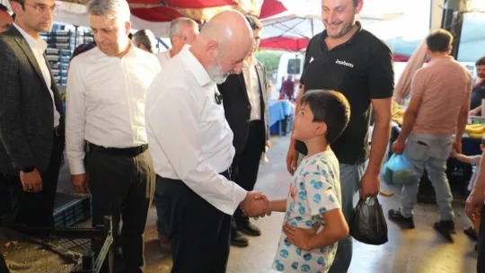 Başkan Çolakbayrakdar, pazarcı esnafıyla bir arada